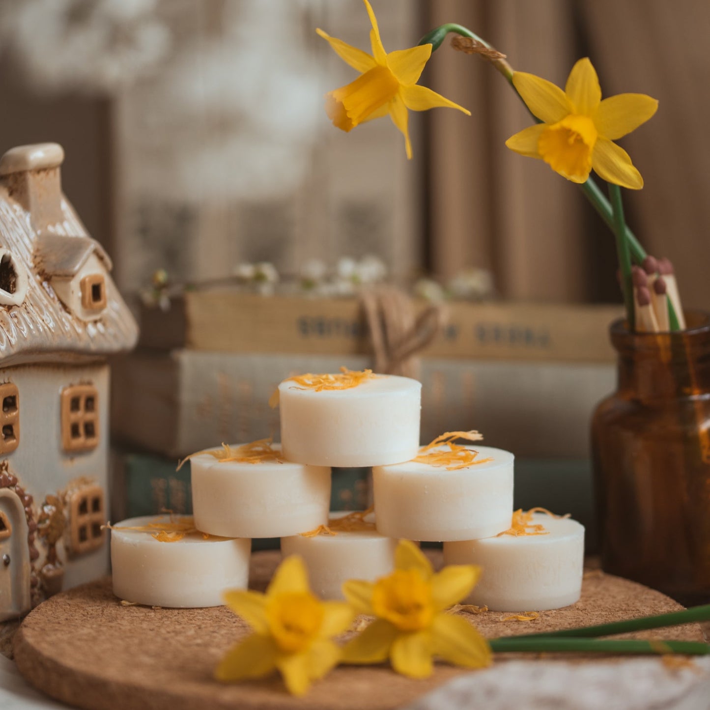 Wild Daffodil scented wax melts. Pack of 3 infused with marigold petals.