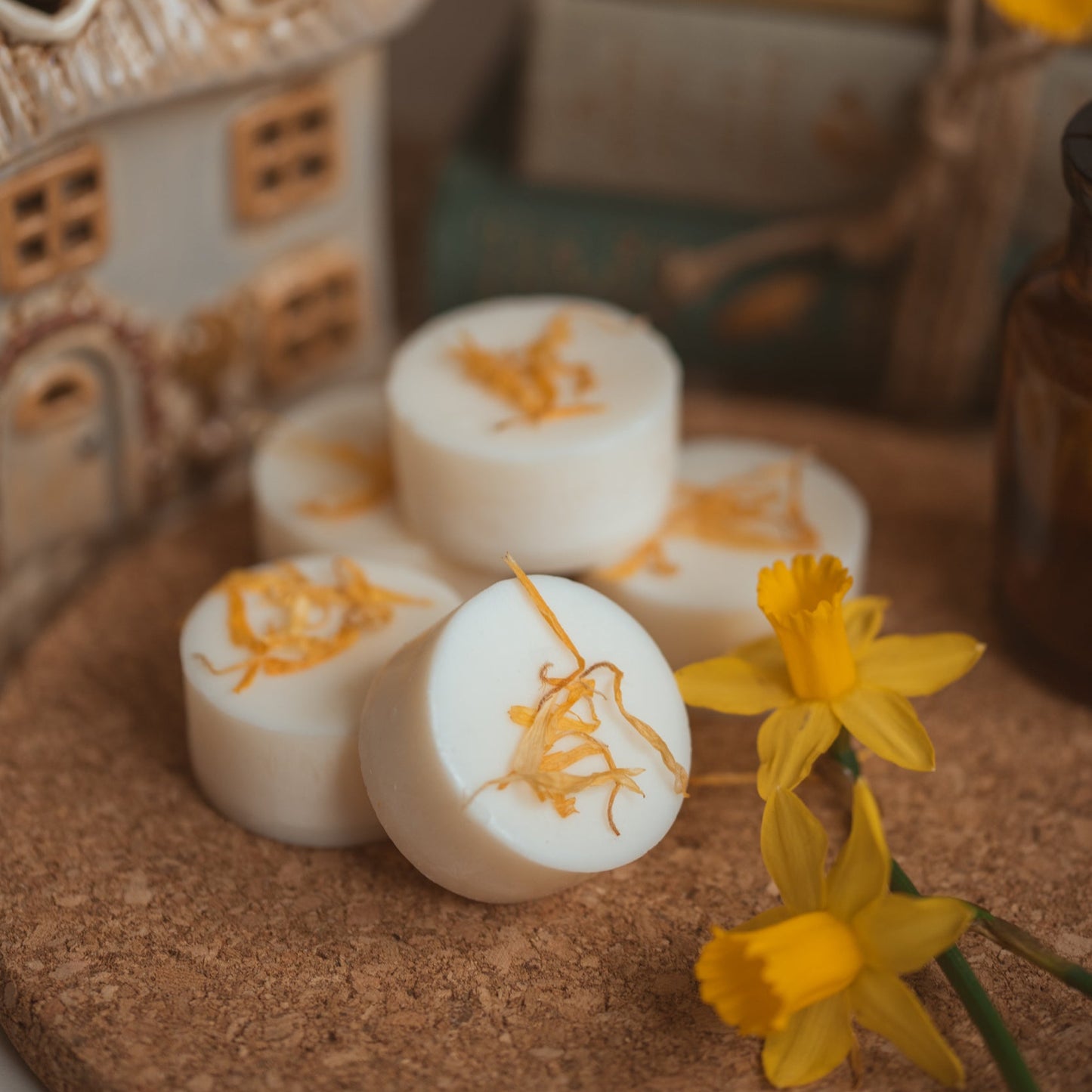 Wild Daffodil scented wax melts. Pack of 3 infused with marigold petals.