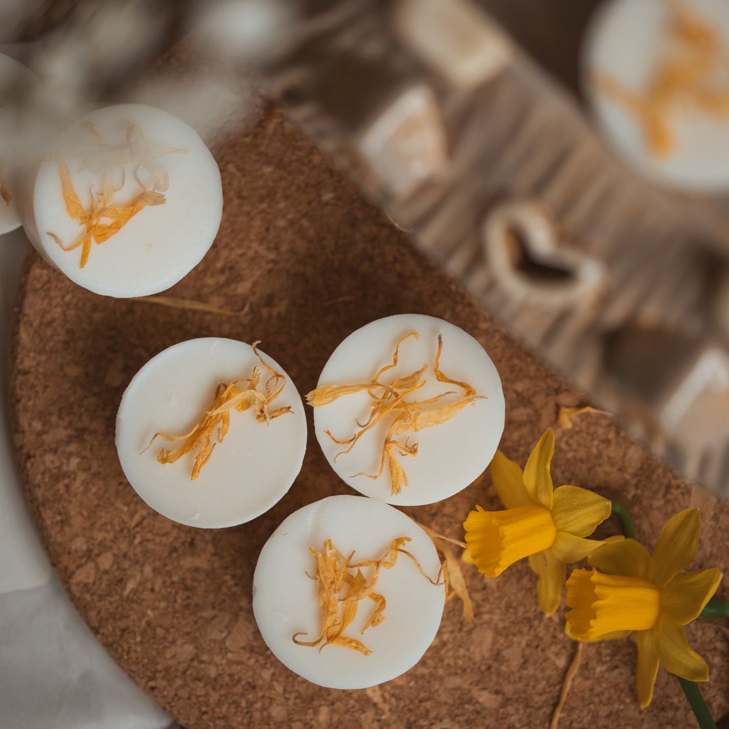 Wild Daffodil scented wax melts. Pack of 3 infused with marigold petals.
