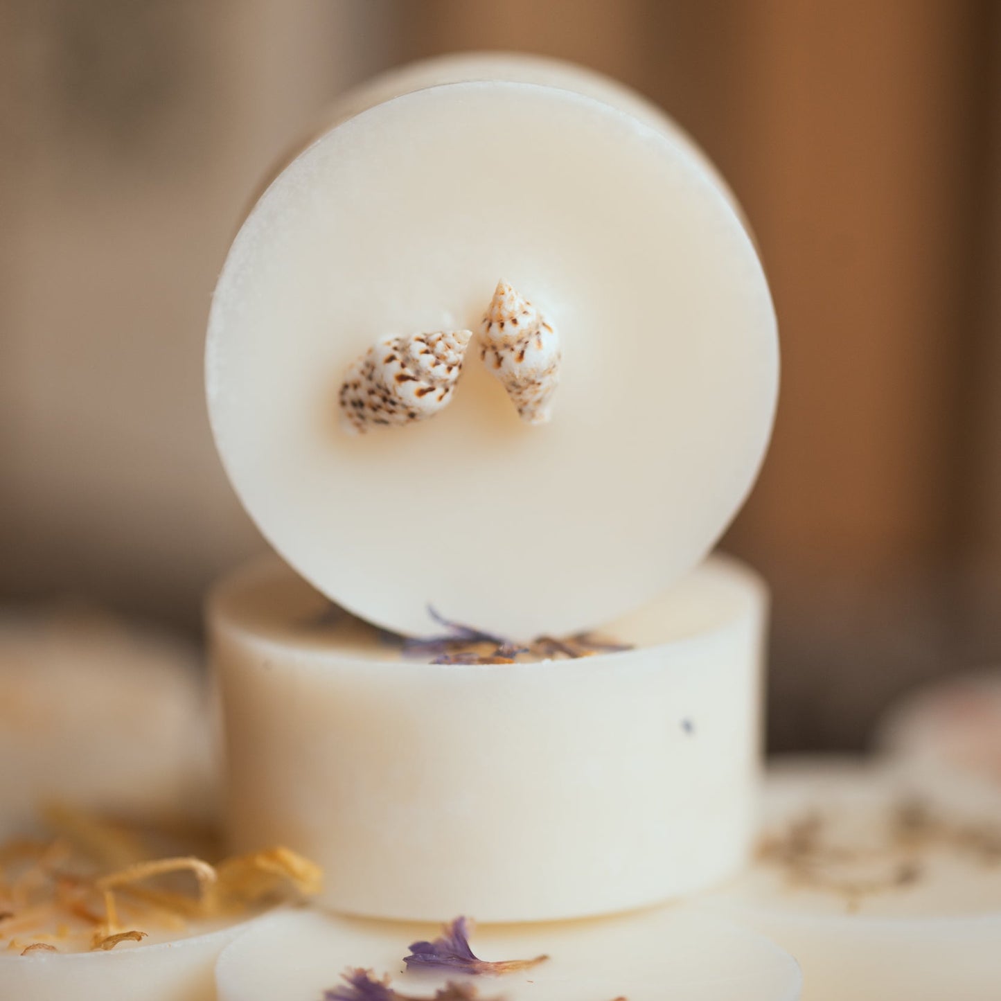 Wax melt decorated with tiny ea shells